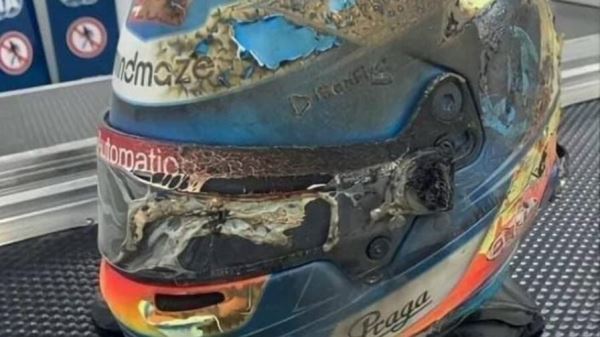 Обгоревший шлем Ромена Грожана в аварии на Гран При Бахрейна. Фото